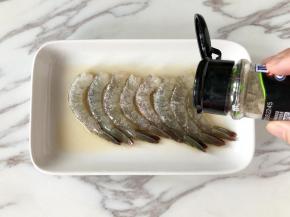 虾仁处理好后，加入料酒、盐、胡椒粉抓匀，腌制15分钟。