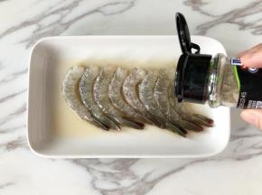 虾仁处理好后，加入料酒、盐、胡椒粉抓匀，腌制15分钟。