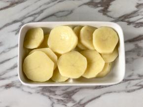 虾仁腌制的时候，把土豆去皮，切成片，上锅蒸15分钟至软。