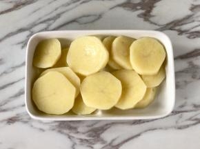 虾仁腌制的时候，把土豆去皮，切成片，上锅蒸15分钟至软。