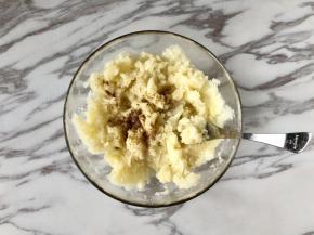 把土豆片压成泥，加入盐和十三香拌匀。