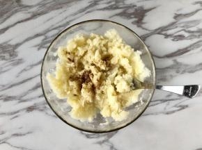 把土豆片压成泥，加入盐和十三香拌匀。