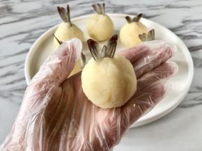 取35～40克左右的土豆泥，包裹住虾身，留出虾尾，揉圆一些比较好看。