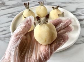 取35～40克左右的土豆泥，包裹住虾身，留出虾尾，揉圆一些比较好看。