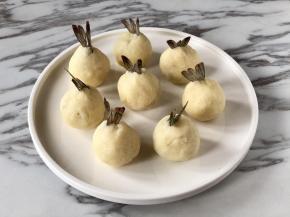 同样的方法包好所有的虾球。