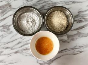 准备好淀粉、鸡蛋液、面包糠。