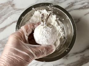 虾球先均匀地沾上淀粉；