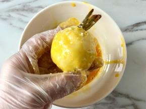 再沾上鸡蛋液；