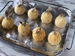 炸篮里铺一层锡纸，抹一层油防粘，然后把虾球放进去。铺锡纸是为了方便清洗，用完一扔就好啦！