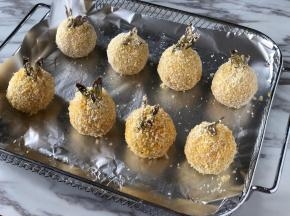 炸篮里铺一层锡纸，抹一层油防粘，然后把虾球放进去。铺锡纸是为了方便清洗，用完一扔就好啦！