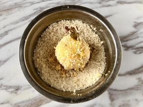 外层沾上面包糠；