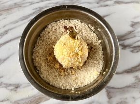 外层沾上面包糠；