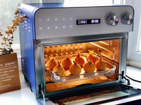 ACA空气炸烤箱预热170度预热后，把炸篮放进去。26L大容量，再多放几个都没有问题哦！而且受热很均匀～