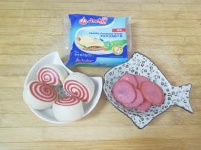 准备好食材(双色小馒头可以用普通馒头代替)。