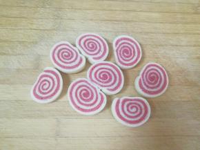 双色小馒头切成片。