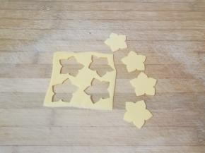 芝士片用模具刻出花朵形状(没有模具直接切片也可以，剩下的芝士片不能浪费，顺变就给大人做了烤馍片)。