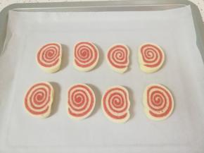 烤盘铺上油纸，放上切好的馍片。 烤箱上下管180度预热。