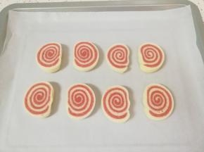 烤盘铺上油纸，放上切好的馍片。 烤箱上下管180度预热。