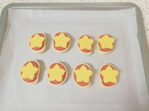 放上刻好的花朵芝士片。