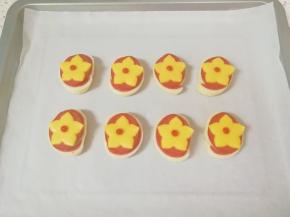 出炉，用番茄酱装饰上花蕊。