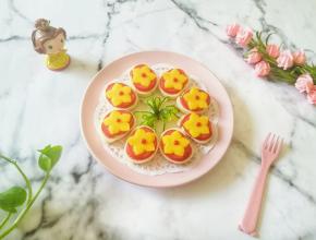 摆盘，用黄瓜做花朵装饰一下。