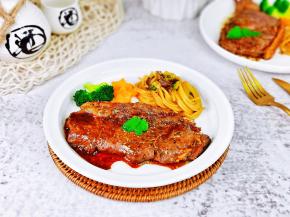 牛排盛出装盘，配菜摆盘，还煮了一把意面，意面的教程看我上一个菜谱哈。