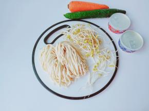 准备喜欢的配菜，面条是三人份的。