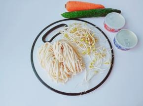 准备喜欢的配菜，面条是三人份的。