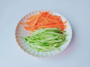 黄瓜与胡萝卜分别削皮再切成细丝。