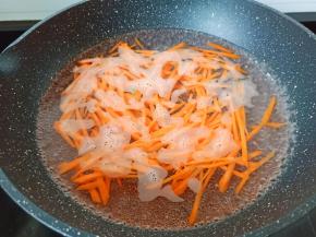 锅里水开下胡萝卜丝与黄豆芽方便焯水至熟透。