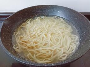水开下面条煮，可以加一点盐，增加面条的劲道。