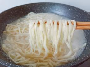 煮面条期间可以添加两次冷水，面条基本上就熟透可以捞出。