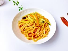 面条劲道入味，酱香裹满每一根面条。