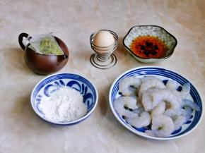 准备食材，我直接买的虾仁，用鲜虾自己剥虾仁也可以哈。