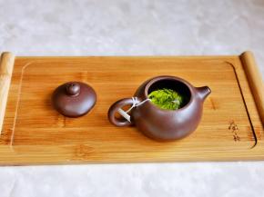 首先我们要提前把龙井茶泡上，80度水冲泡，直到自然晾至温热。