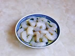 虾仁清洗干净后，加入冲泡好的茶水，反复抓揉。