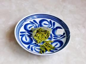 把泡好的茶叶包取出，剪开袋子，取出龙井茶备用。