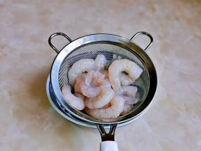 虾仁泡至晶莹透亮时捞出淋干。