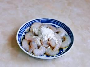 虾仁装盘，加入料酒，再按个人口味加入盐，淀粉。