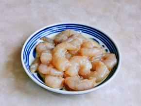 再加入蛋白，我用的草鸡蛋比较小，固然蛋白就少，蛋白的量可以自己掌握，如图所示即可，腌制10分钟。