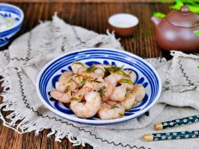 盛出装盘，简单快手小炒。