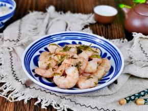 虾仁肉质鲜嫩，茶叶清香。