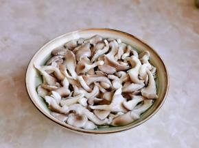 冲洗干净后放入大口器具中，加入适量盐泡5分钟。