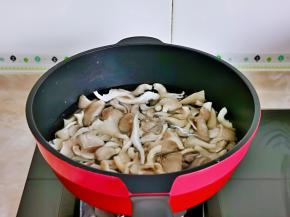将平菇焯水，冷水下锅，烧开后煮2分钟。
