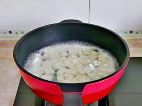 再将豆腐焯水，水开后下豆腐，大火烧开捞出淋干水分备用。