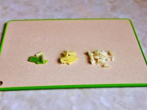 葱姜蒜去皮切好。