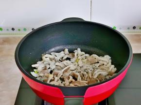 起油锅，加入葱姜蒜煸炒，再加入焯水的平菇。