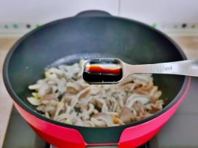 加入一勺生抽翻炒。