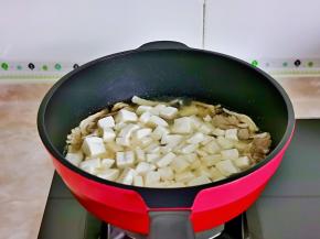 加入纯净水，再加入豆腐块。