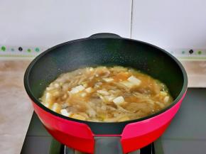 大火烧开，转中小火煮三分钟，关火出锅。